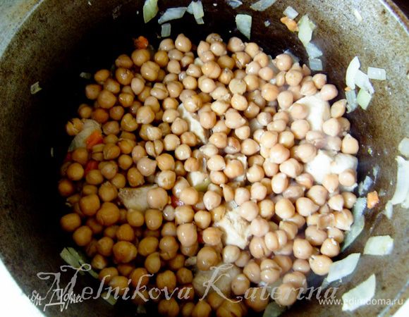 Добавить к полученной смеси (зирваку) соль, перец, специи. Затем выложить нут. Налить горячей воды, чтобы покрыла нут и варить на медленном огне 45 минут - 1 час. 