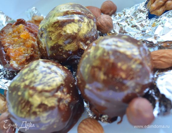 Начинка: Сварить сгущенку и готовую вареную чайной ложкой разложить в орешки. Остальные члены семьи ностальгию по классическому варианту не разделили, поэтому начинка была следующей курагу и орехи перемололи мясорубкой и заправили медом. Шоколад, сливочное масло и мед растопили на водяной бане. В скорлупку вкладывали шарик из орехово –курагиной начинки и обвязывали глазурью. Лишняя начинка обоих видов была съедена раньше орешков. МИР ВАМ!