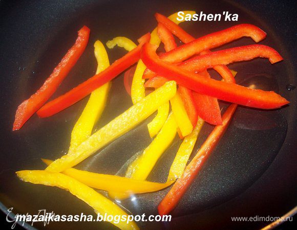 Перцы можно запечь в духовке, но можно и обжарить на растительном масле, что я и сделала.) Выкладываем к лапше.