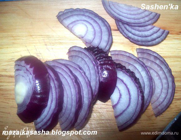 Красный лук режем полукольцами. Можно сбрызнуть его лимонным соком . Выкладываем к лапше.