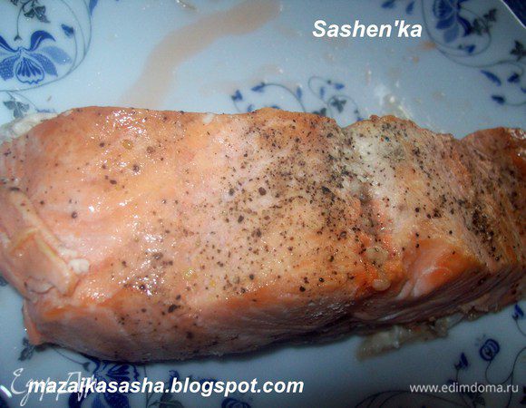 Семгу я запекла в духовке... соль, перец и лимонный сок -  все, что я добавила к ней.  Разламываем на небольшие кусочки и кладем к лапше.