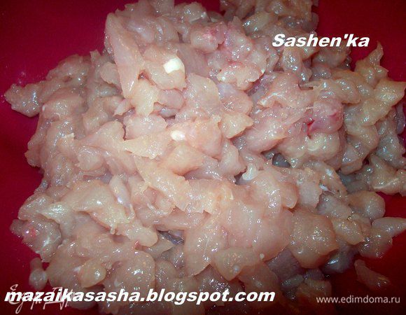 Отделяем мясо от костей и кожи, мелко рубим.