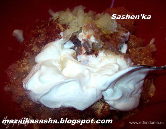 Имбирь, чеснок, лук и сельдерей трем на мелкой терке.Добавляем к мясу. Солим, перчим, добавляем паприку и сметану. Все хорошо перемешиваем