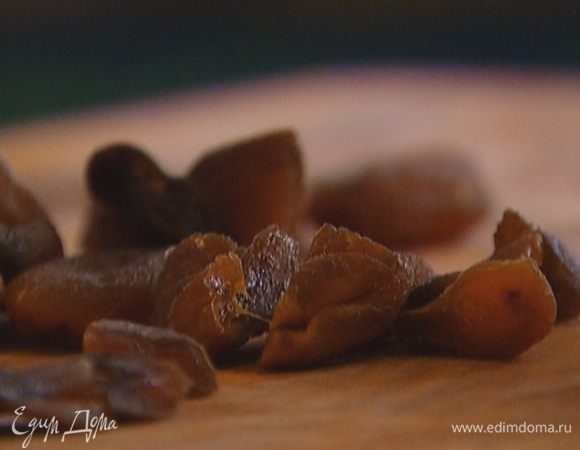 Крупную курагу порезать, мелкую оставить целиком.