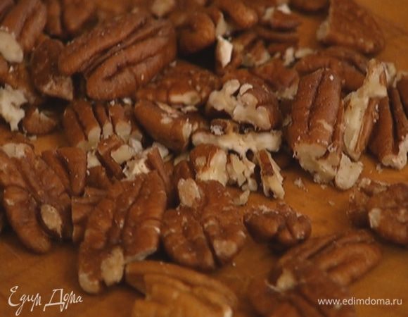 Орехи слегка измельчить.