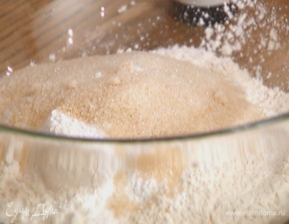 Соединить муку, сахар, разрыхлитель и соль.