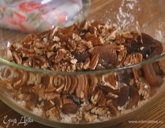 Добавить курагу и орехи, перемешать.