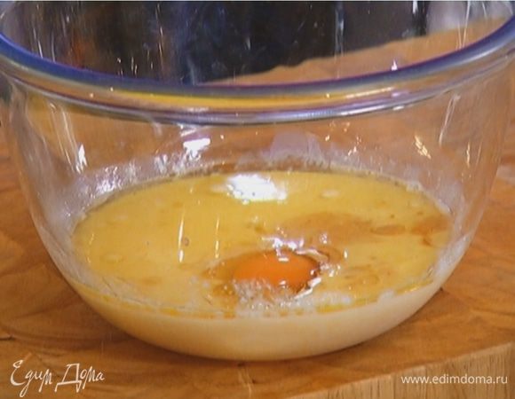 В отдельной посуде смешать молоко, апельсиновый сок, растительное масло, яйцо и ванильный экстракт.