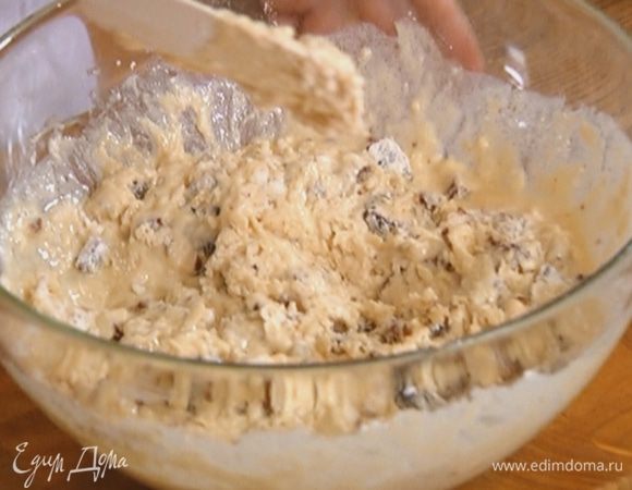 Соединить молочную массу с мучной и все вымешать.