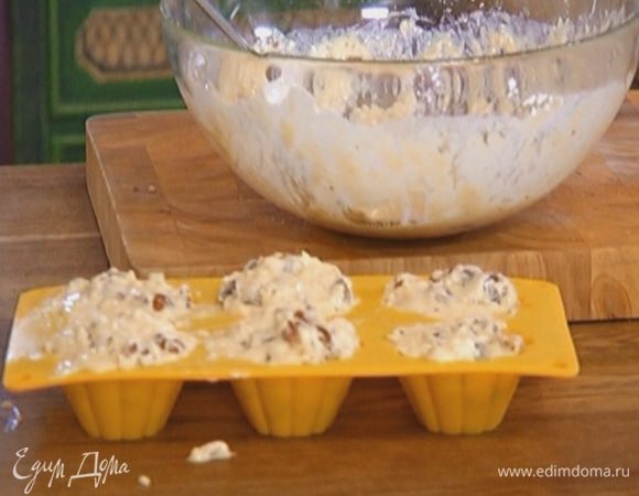 Разложить тесто в формы для маффинов и отправить в разогретую духовку на 20 минут.