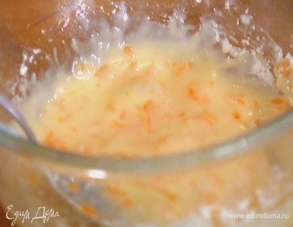 Приготовить глазурь, соединив цедру апельсина с лимонным соком и сахарной пудрой.