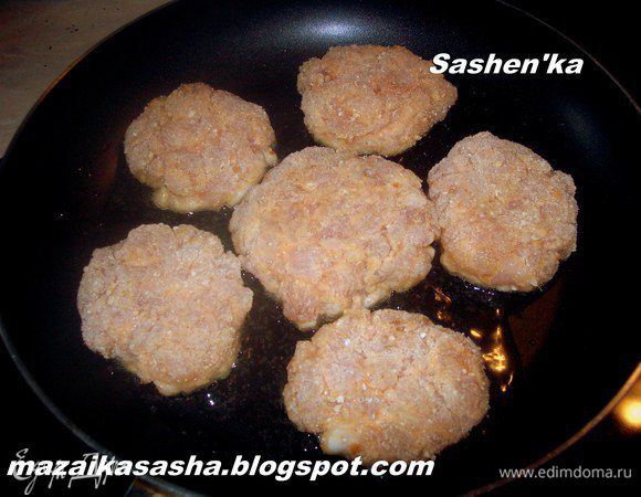 Формируем котлеты, обваливаем их в панировачных сухарях и обжариваем на растительном масле. Я делаю сухари сама. http://www.edimdoma.ru/recipes/29752