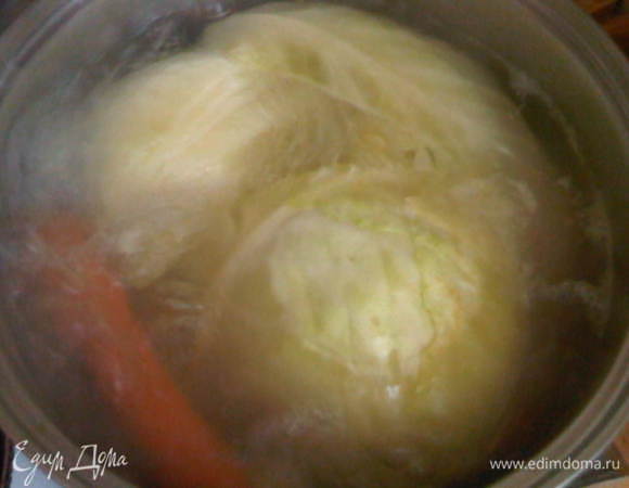 Готовим куриный бульон.
Чистим картошку, морковку.
Разбираем капусту на небольшие кусочки.
Овощи складываем в кастрюльку, заливаем водой и варим до готовности (обычно варю отдельно картошку с морковкой и отдельно - капусту, в этот раз было лень, варила все вместе)