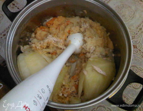 Вытаскиваем курицу, остужаем и разбираем на кусочки.  Остужаем овощи. Дальше Ваше желание, можно использовать мясорубку и прокрутить все через нее или использовать блендер (через мясорубку получается более ровная консистенция)