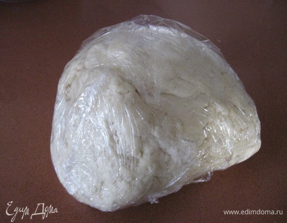 Вымесить тесто из перечисленных ингредиентов. Завернуть в пленку, положить в холодильник на 1 час