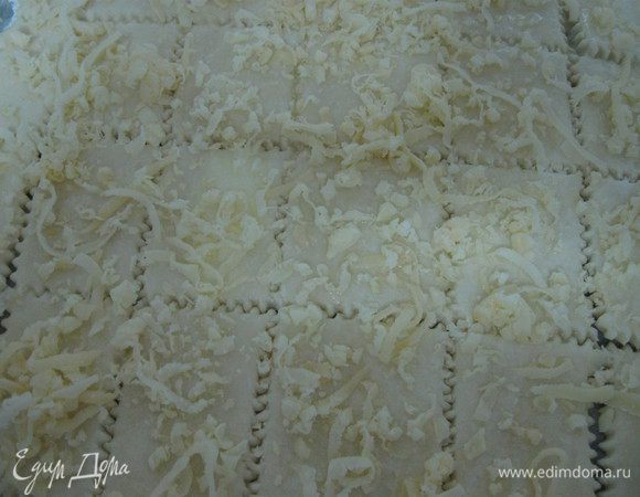 Смазать взбитым яйцом и посыпать сыром