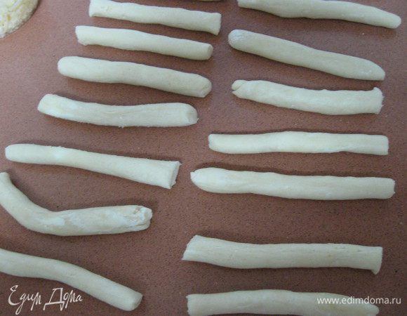 Из второй части теста скатать тонкие колбаски