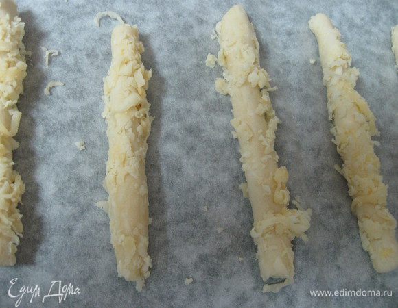 Прокатать их на рассыпаном сыре 