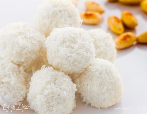 Сливочное масло комнатной температуры разминаем с ванилином и сгущенным молоком.Затем к этой смеси добавляем 100г кокосовой стружки и тщательно все перемешиваем. Отправляем смесь в холодильник на 2 часа. Миндаль должен быть чищенным, желательно его немного обжарить на сухой сковороде. Достаем смесь из холодильника. Берем один орех, формируем его внутри шарика из нашей загустевшей смеси и обваливаем этот шарик в кокосовой стружке. Ставим в холодильник еще на два часа. Вот и все.