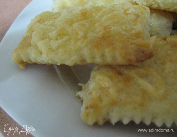 Я разделила тесто на 3 части, первую посыпала сыром.