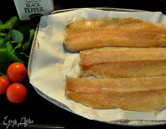 Разогреть духовку до 200гр.
Положить филе в центр пергаментной для выпечки бумаги,которая потом образует нам пакет-домик.