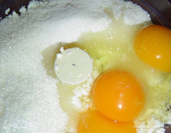 Тщательно растираем творог,отварной картофель,масло(размягченное) сахар, ванильный сахар, яйца , чтобы не было комочков(можно воспользоваться блендером или кухонным процессором), затем добавляем куркуму, взбиваем до состояния пышной кремообразной массы. Вяленую вишню заливаем кипятком и даем постоять минут 15, затем сливаем воду, просушиваем вишню с помощью бумажного полотенца и добавляем в творожную массу, также добавляем лимонную цедру одного лимона. Дно формы застилаем пергаментной бумагой и выкладываем творожную массу, запекаем при температуре 180-190 гр. минут 50.
Пока сырник запекается мы готовим глазурь. Для этого смешиваем сахар, какао,молоко и варим до загустения, а затем добавляем масло. Готовый, остывший сырник покрываем глазурью.
 Для тех, кто захочет приготовить сырник без картофеля, предлагаю приготовить, используя следующие ингредиенты - творог — 500г сахар — 120 г ванильный сахар — 1 пак. яйца — 3 шт. цедра 1 лимона крахмал — 1 ст.л. куркума — 0,5 ч.л. вяленая вишня - 0,5 стакана - получите шикарный сырник, немного с другим вкусом!
Приятного аппетита!