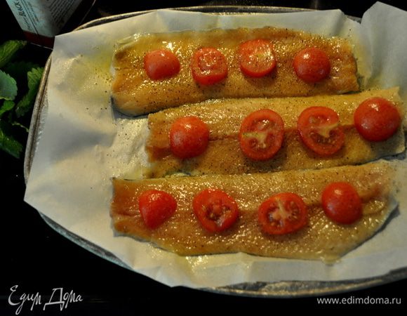 Посолить и поперчить,выложить поверх филе разрезанные помидоры и сбрызнуть олив.маслом.