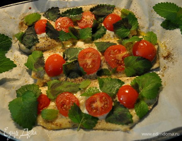 Закрыть сверху подняв концы бумагу,образуя домик,загнуть кончики.Поставить в духовку на 12- 14мин.Базиликом уже украсить готовое блюдо.Подавать с гарниром или без.