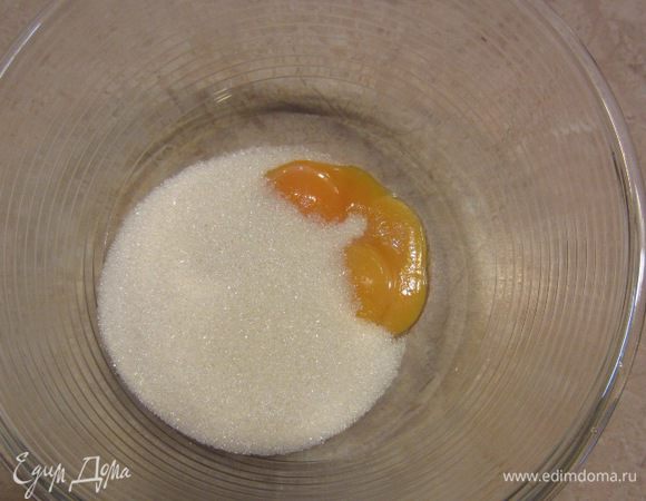 К желткам добавляем сахар.