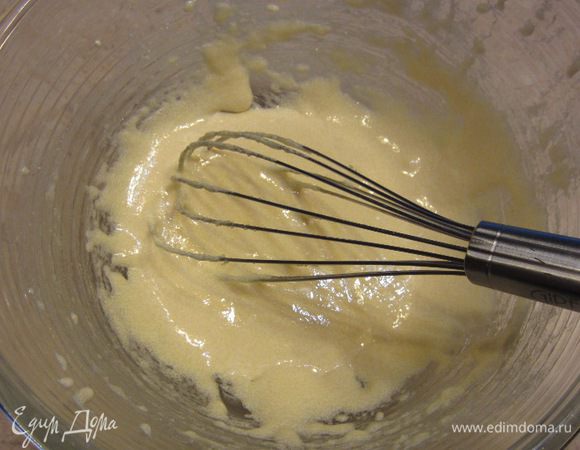 Взбиваем венчиком желтки с сахаром. У вас должна получиться светлая тягучая смесь. Взбивать нужно от 3 до 10 минут, в зависимости от размера венчика и интенсивности взбивания.
