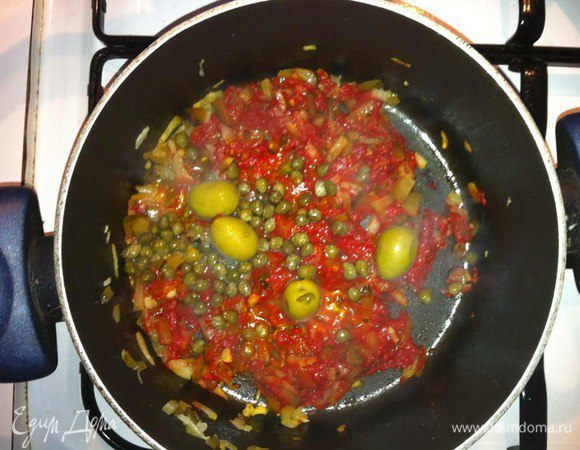 Раздавить дольку чеснока и обжарить в оливковом масле.Убрать чеснок, обжарить лук до прозрачности, добавить соленые огурцы и тушить 5 минут. Затем добавить томатную пасту и тушить еще 3 минуты.