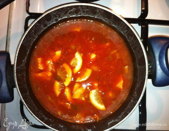 Добавить все остальные ингредиенты, залить кипящей водой и оставить на медленном огне настаиваться около 15-20 минут.