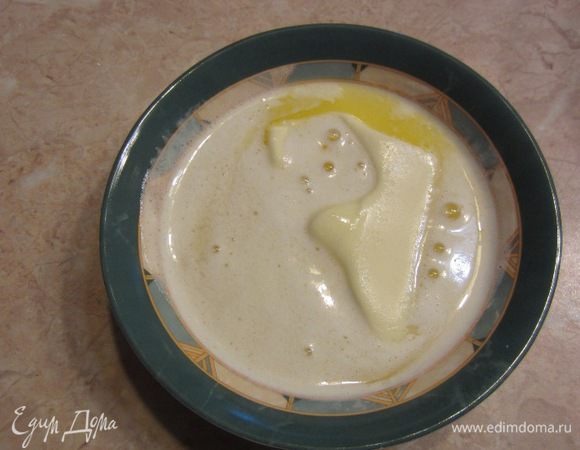 Растопите сливочное масло. Проще всего это сделать в микроволновке.