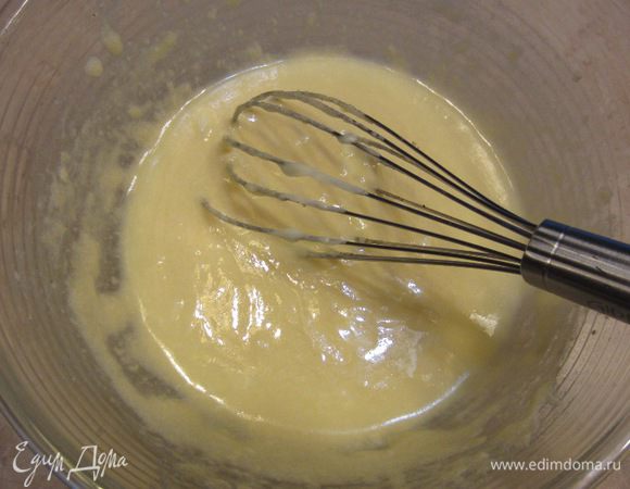 Добавьте масло к желткам и хорошенько взбейте.