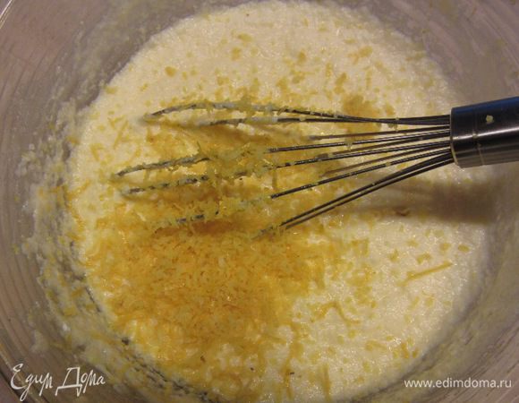 Добавьте цедру одного лимона. Цедру проще всего снимать мелкой теркой. Добавьте разрыхлитель.