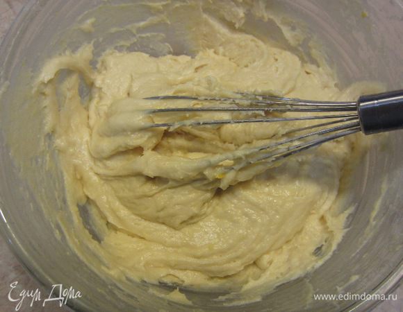 Постепенно добавляйте муку. Перемешивайте и добивайтесь каждый раз полного распределения муки. В итоге вы получите весьма густую однородную смесь.