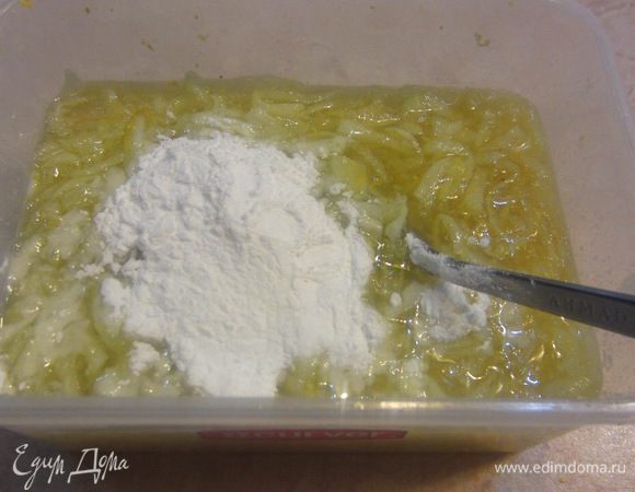 Приготовление начинки лучше всего делать в самом начале, чтобы она успела остыть. Кроме того, чтобы начинка не получилась горькой - белую часть цедры лучше не использовать. Для этого снимите цедру с оставшихся двух лимонов. Выжмите сок всех трех лимонов, добавьте сахар, крахмал, натертые на крупной терке яблоки. Поставьте на огонь и доведите до кипения. Крахмал загустеет и вы можете отставить начинку остывать.