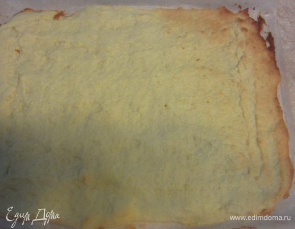 Достаньте корж из духовки. Если он готов - поставьте выпекаться второй корж.