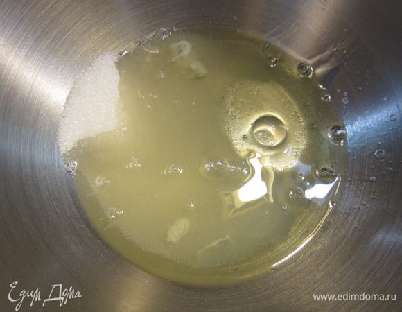 Тем временем сделайте заготовку безе. Соедините белки и сахар в отдельной посуде.