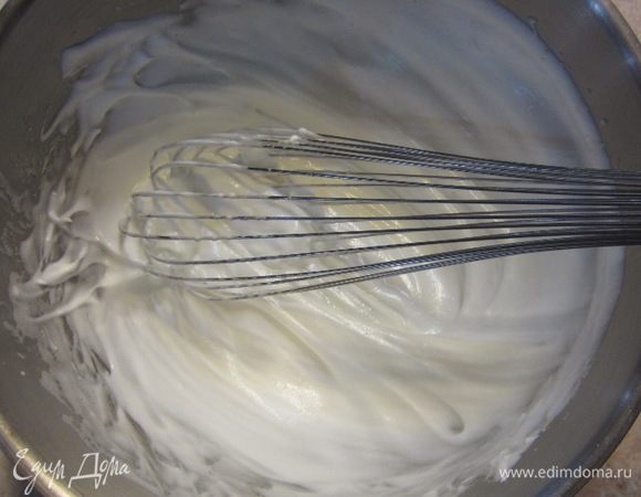 Взбивайте смесь в течение трех-пяти минут, чтобы образовались твердые пики.