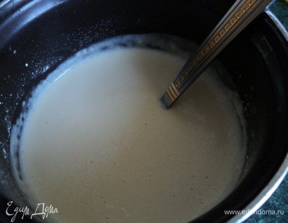 Соединить молоко (теплое), ряженку, добавить сахар, соль, яйца и хорошо размешать венчиком или миксером. Добавить постепенно муку, постоянно взбивая, чтобы тесто по густоте было как жидкая сметана. Добавить растительное масло, размешать и дать тесту постоять 20 мин.