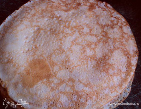 Нагреть сковороду (у меня Ф-23см), смазать растительным маслом. Наливать по 1 половнику теста, равномерно распределяя по сковороде, наклоняя ее. Испечь тонкие блинчики. Блины сложить стопкой, смазывая растопленным сливочным маслом.