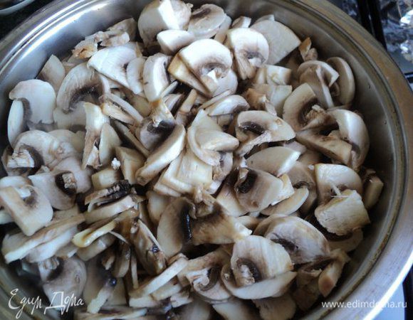 Шампиньоны почистить, порезать тонкими пластинками, выложить на сковороду с растительным маслом  и поджарить 10-15 мин до выпаривания жидкости.