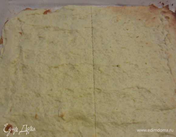 Если вы все же готовите как я, то разрежьте коржи на две части.