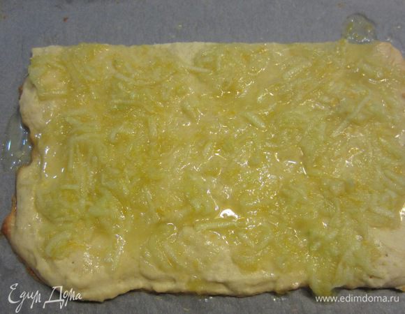 Оставьте одну половинку на бумаге, развернув ее для удобства. Намажьте сверху третью часть остывшей (и загустевшей) начинки.