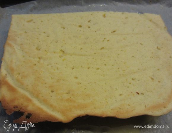 Последовательно кладите остальные коржи и смазывайте их начинкой. Верхний корж можете положить как я - ровной стороной вверх.