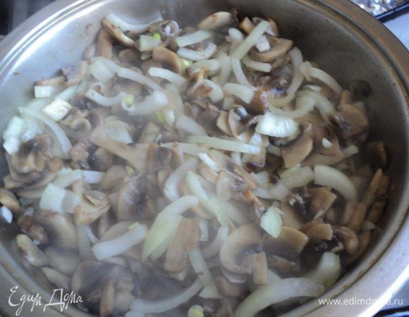 Добавить нарезанный четверть кольцами лук и еще поджарить 10 мин до прозрачности лука.