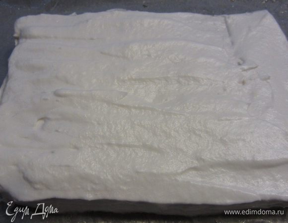 Намажьте довольно толстый слой безе со всех сторон пирога.