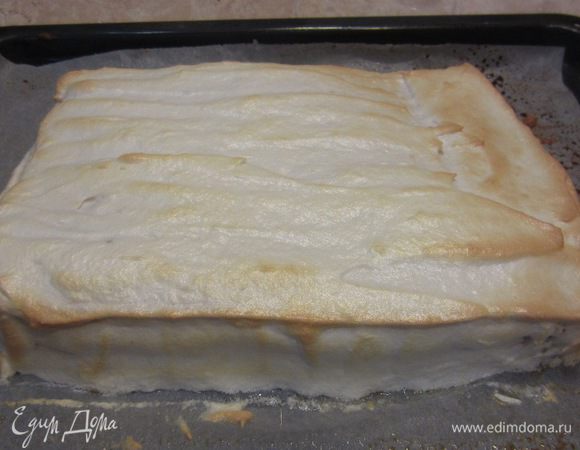 Поставьте пирог в духовку и прогрейте его в течение трех-пяти минут, пока безе слегка не подрумянилось.