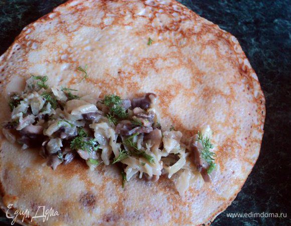 Форму для выпечки смазать растительным маслом. На блинчик выложить 2 ст.ложки начинки, свернуть рулетиком, немного подогнув боковые края.